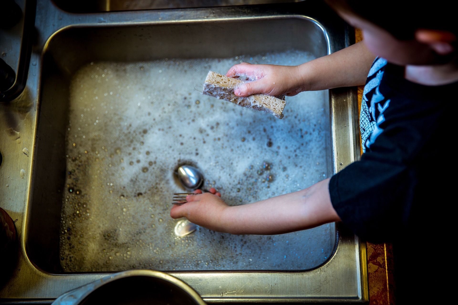 washing-dishes-1112077 1920